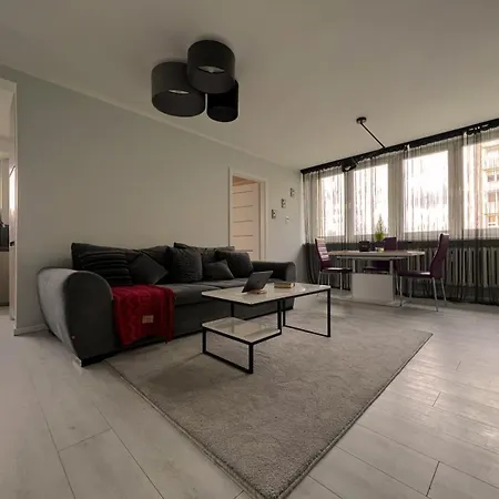Sunny 3-room Appartement, Near National Stadium 아파트