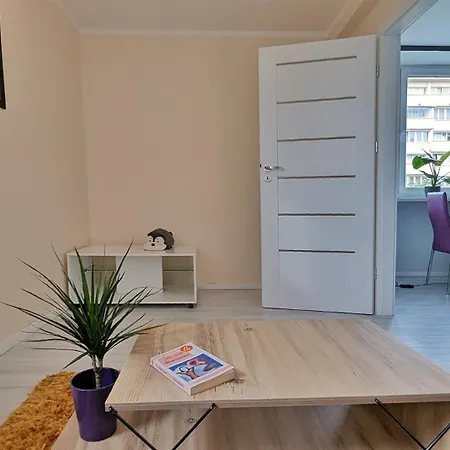 Sunny 3-room Appartement, Near National Stadium 아파트 *